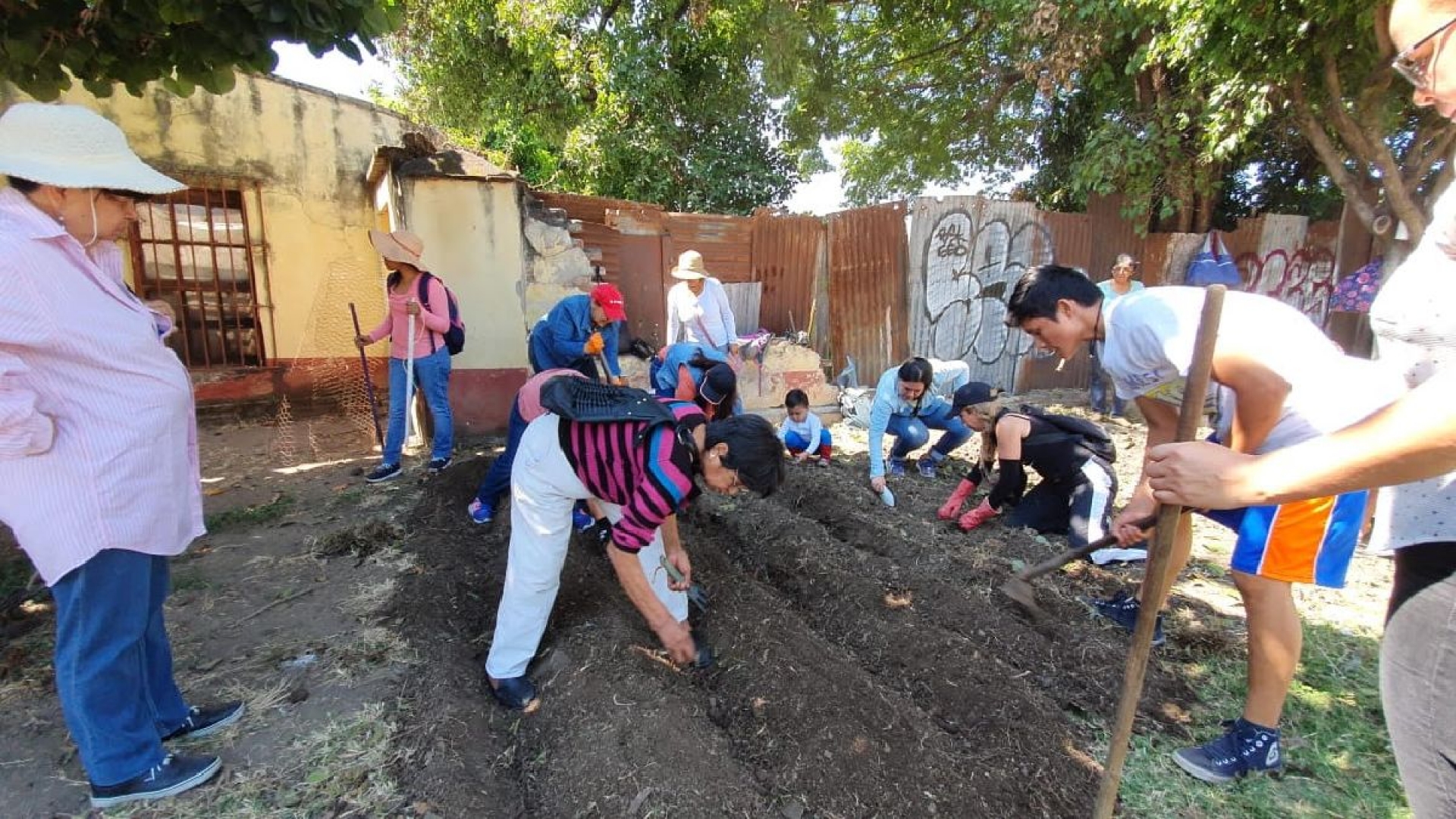 Capacitan a mujeres para crear huertos orgánicos