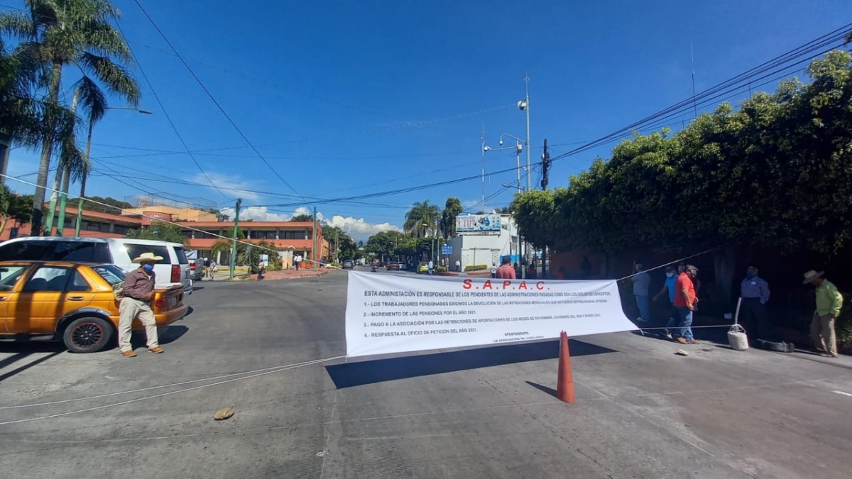 Protestan jubilados del SAPAC en la avenida Morelos