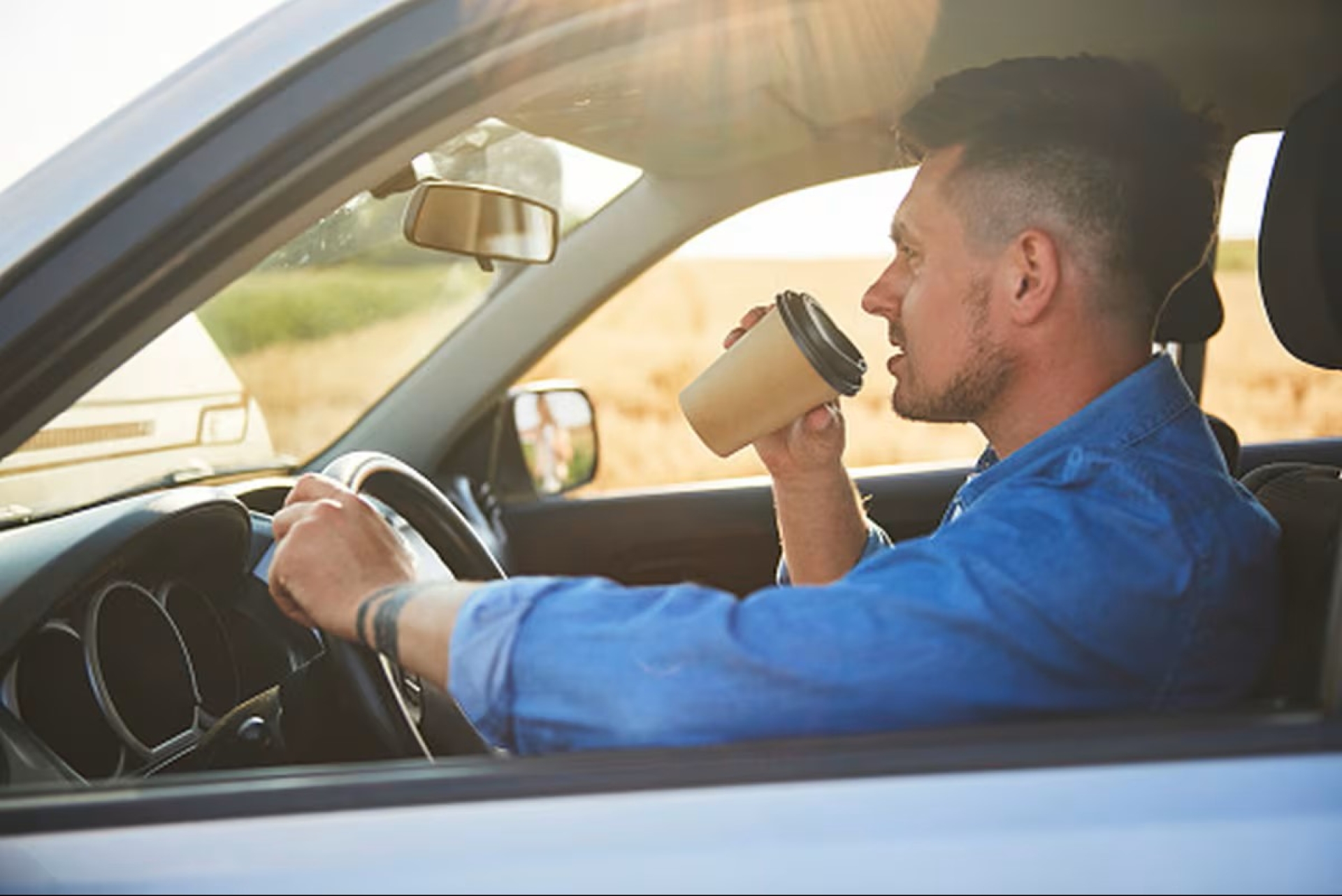 Alertan sobre los riesgos de consumir demasiada cafeína antes de manejar: puede afectar reflejos y aumentar accidentes