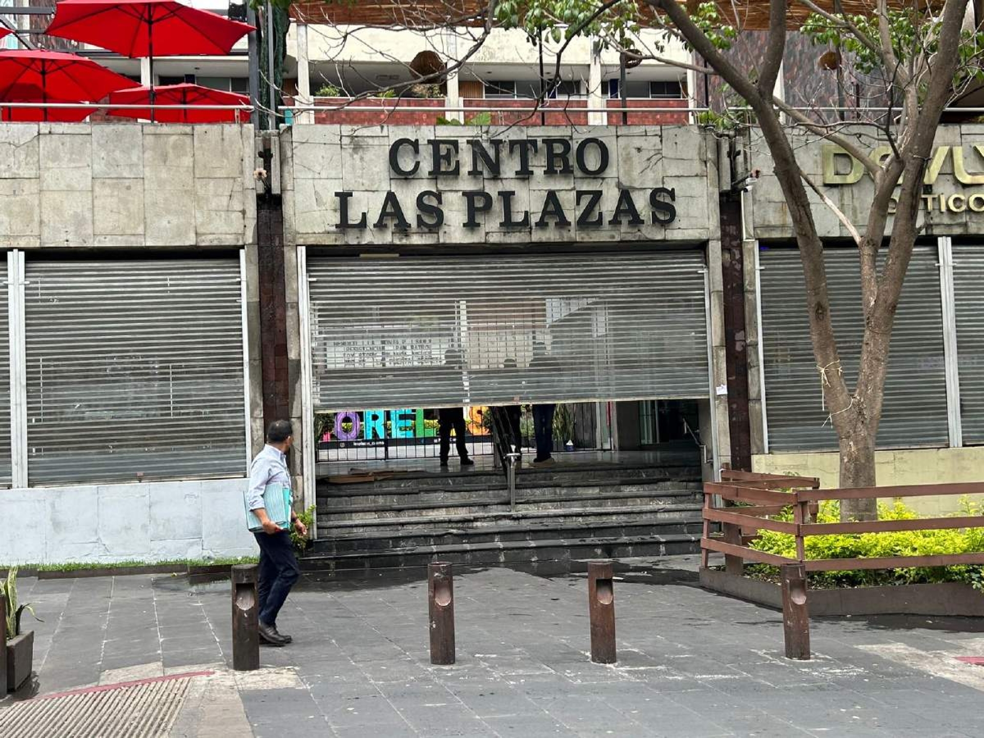 Acusan a guardias de robar en negocios de 'Las Plazas'