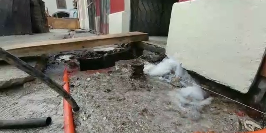 Se registra intensa fuga de agua en la calle Lerdo de Tejada
