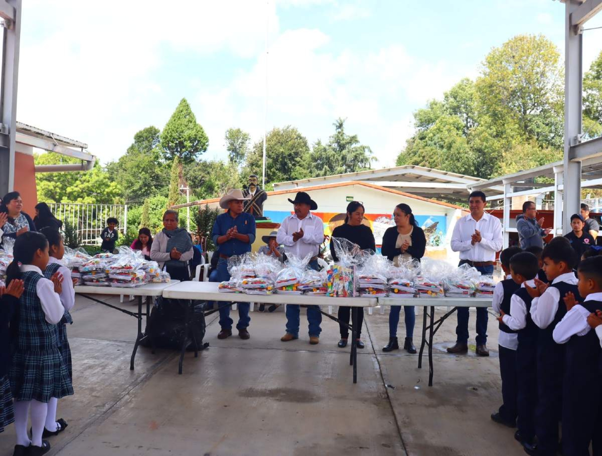 Impulsa Hueyapan la educación con entrega de útiles escolares