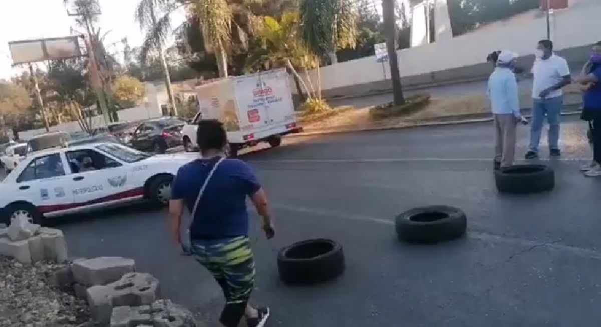 Largo bloqueo por falta de agua en el norte de Cuernavaca