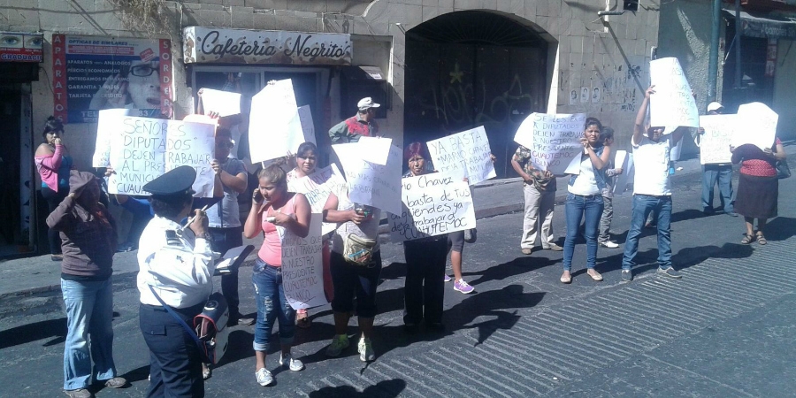 Piden ciudadanos que dejen trabajar al alcalde capitalino; se manifiestan frente al Congreso