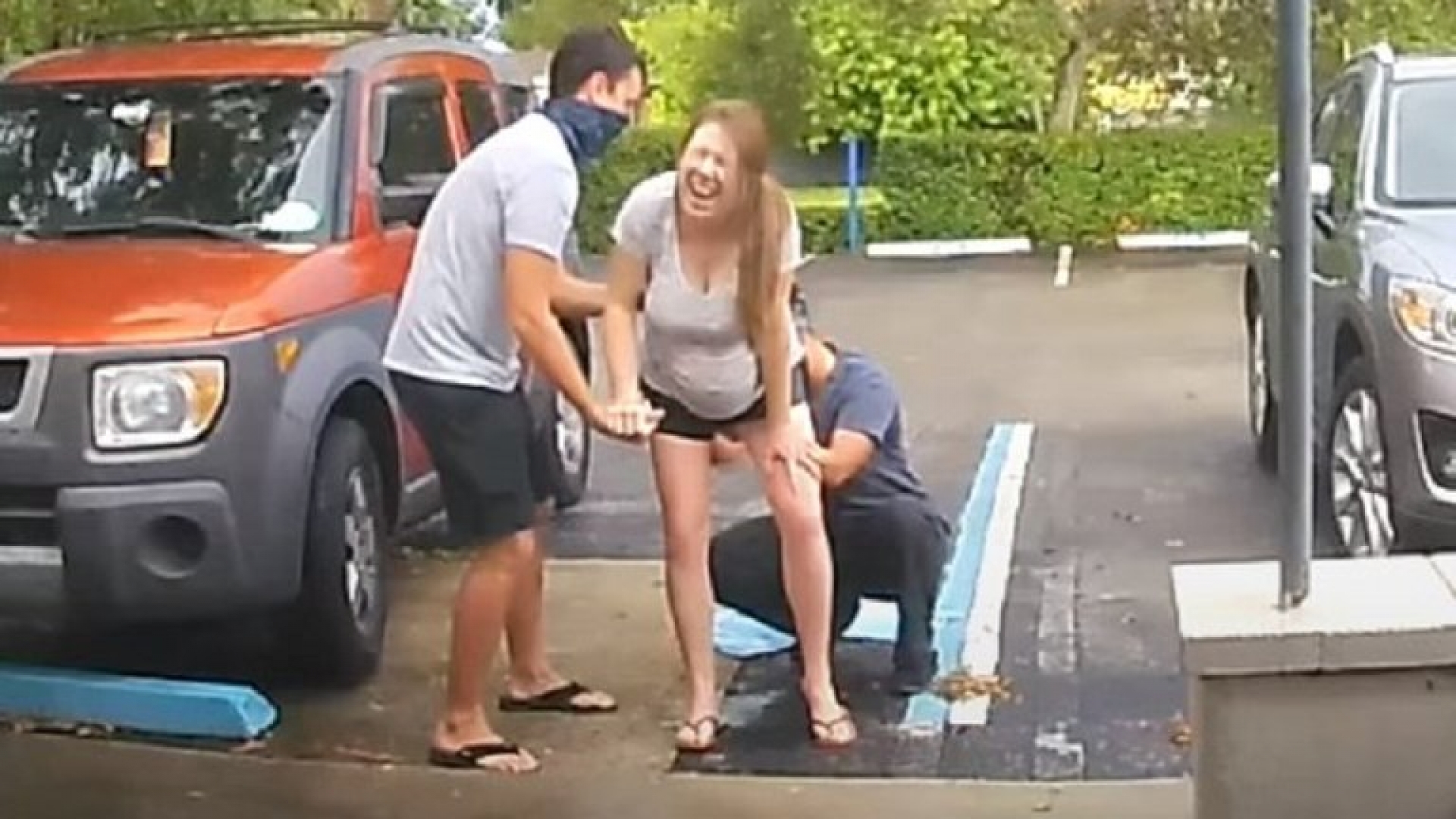 VIDEO: ¡Un parto inesperado! Tiene a su bebé en un estacionamiento