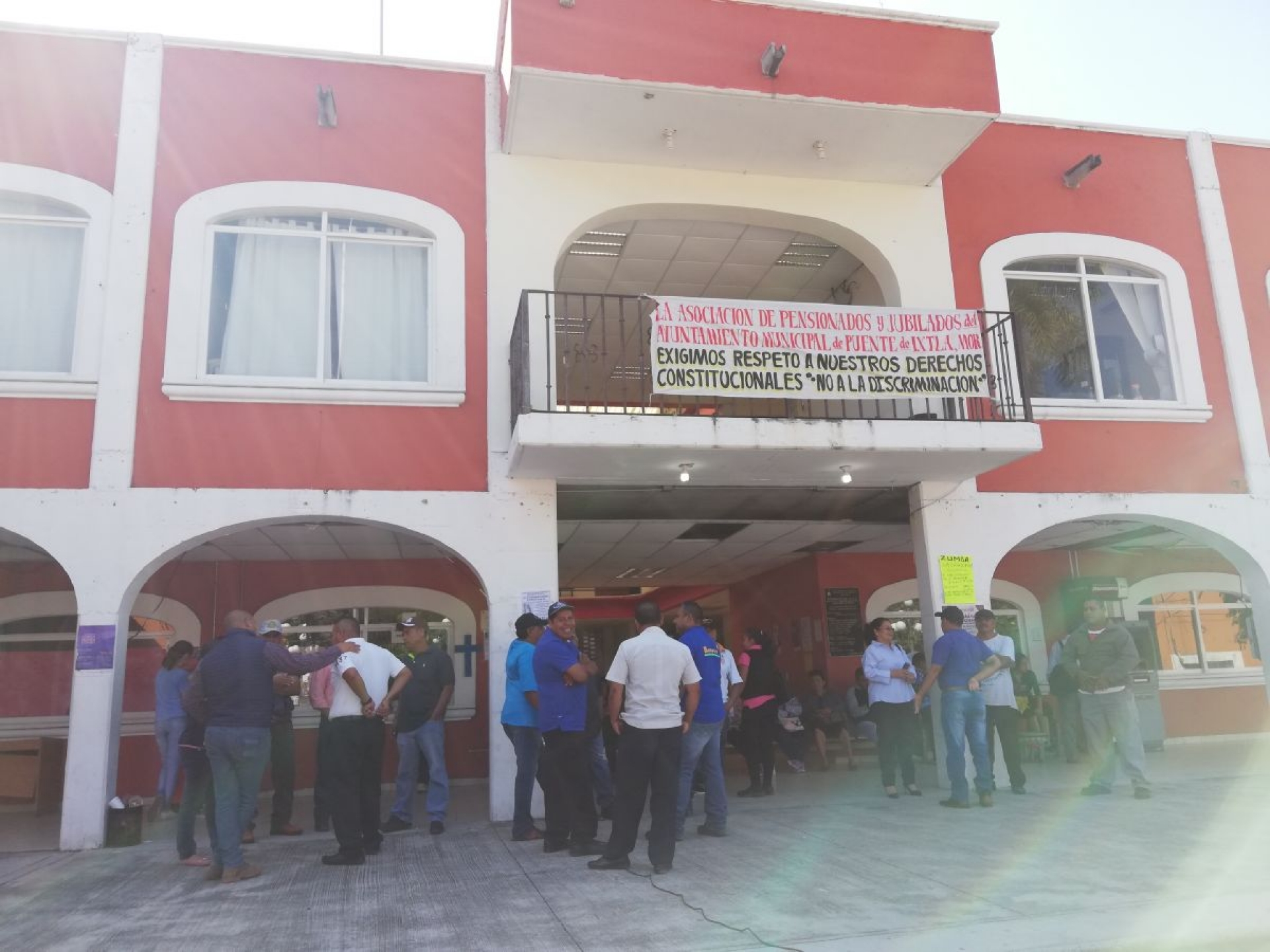 Jubilados cierran el palacio municipal de Puente de Ixtla