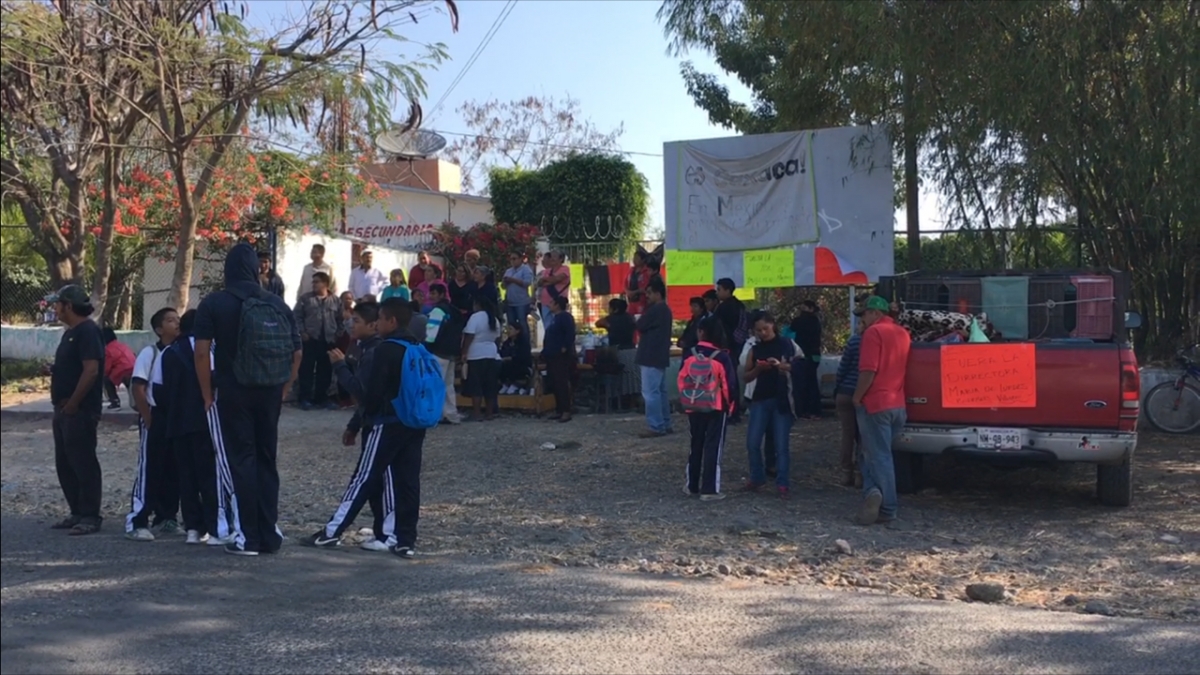 Padres de familia tomaron la Telesecundaria de Tlayecac; piden la destitución de la directora