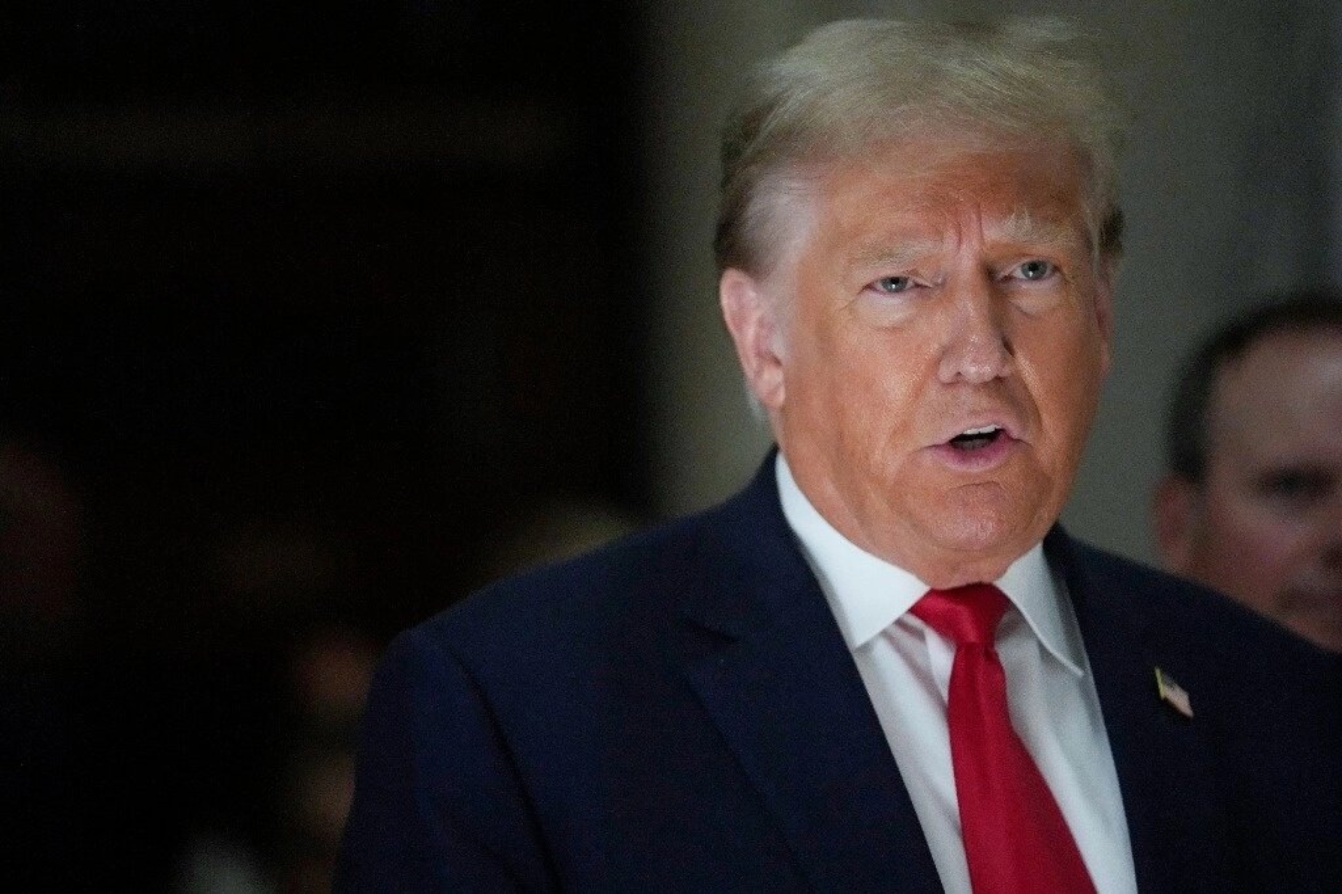 Trump es multado con 5 mil dólares por violar orden de silencio
