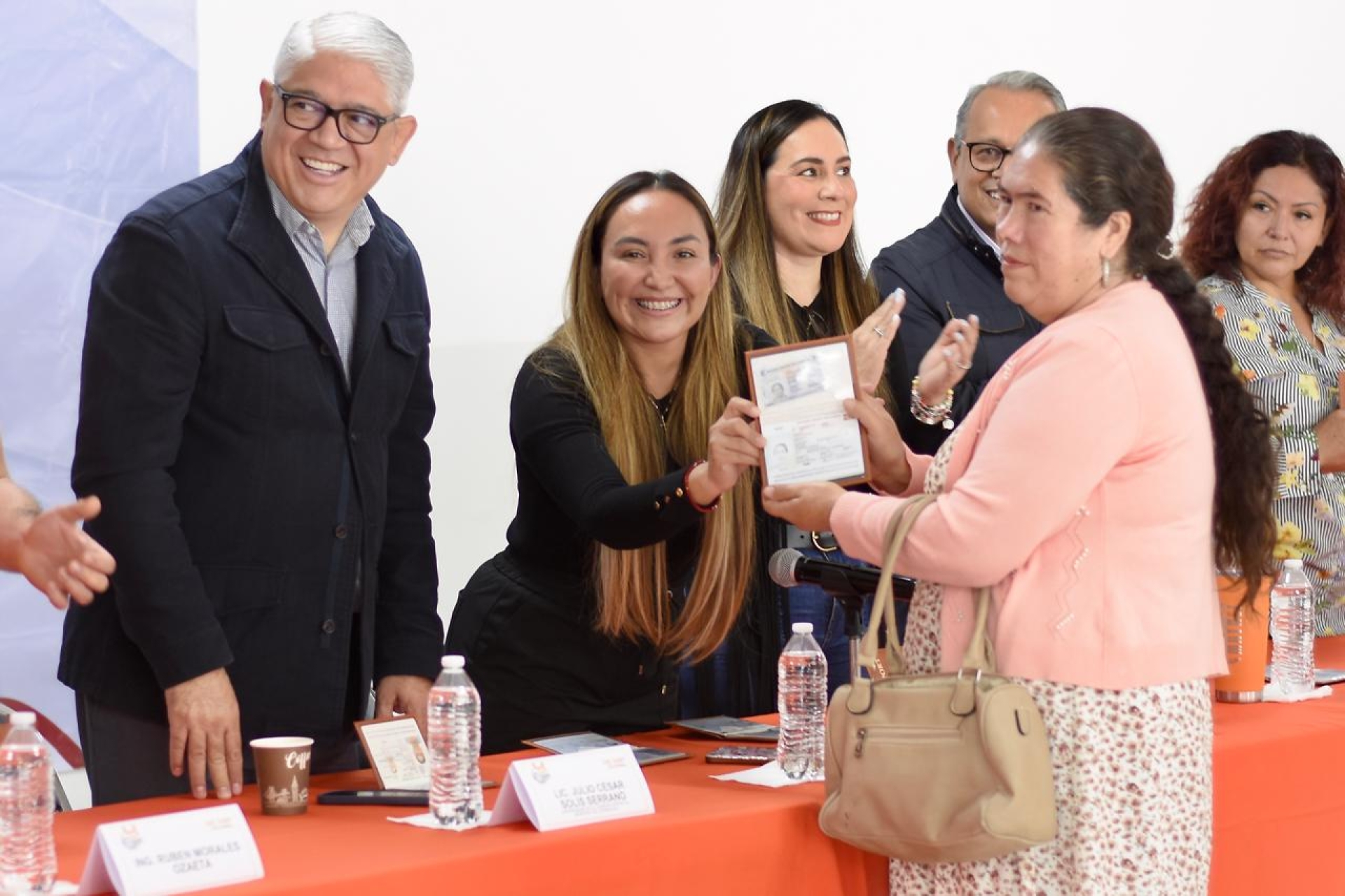 Entrega diputada Luz Dary Quevedo visas como parte del programa 'Una luz en tu corazón'