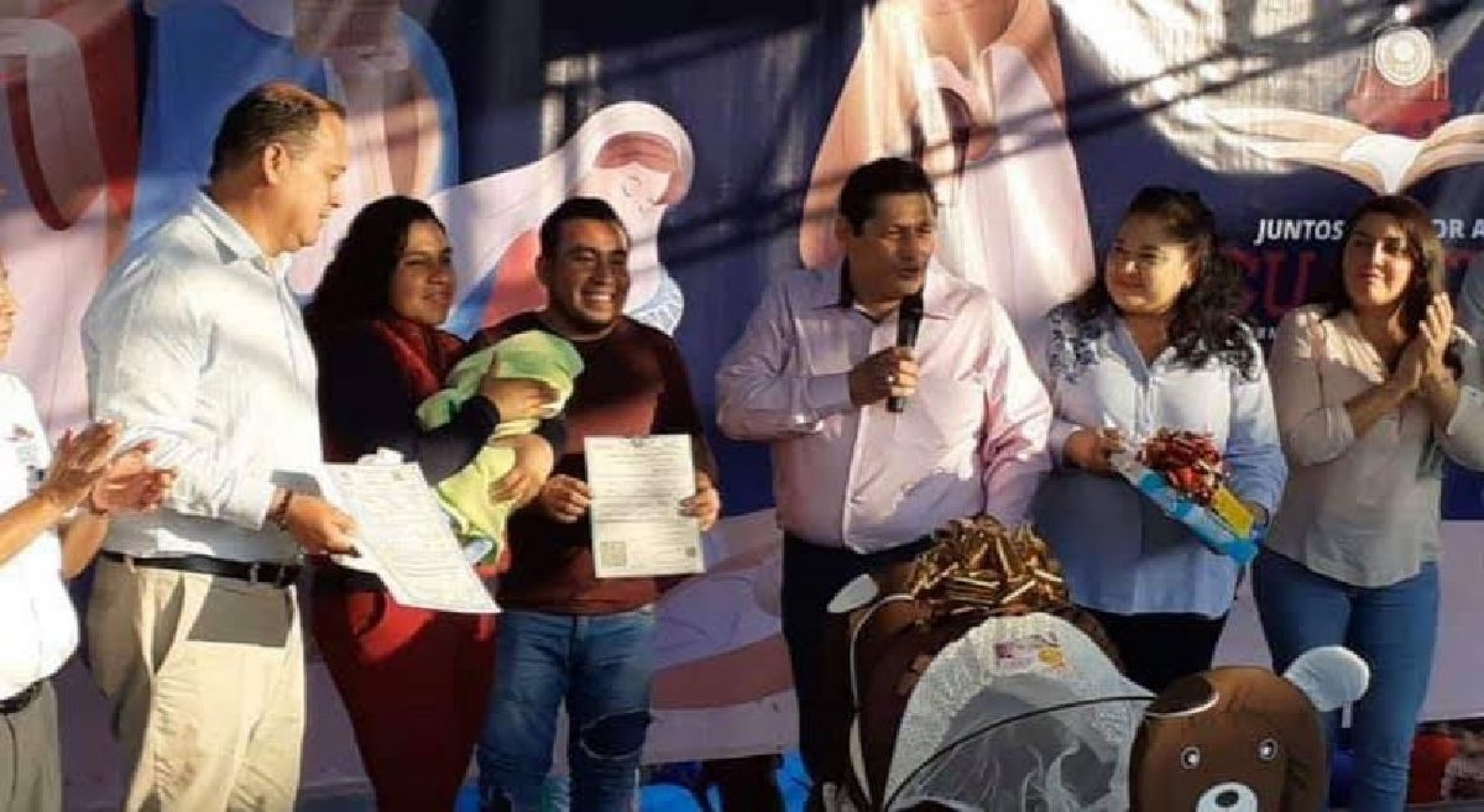 Entregan apoyos a padres del primer bebé nacido este año en Cuautla