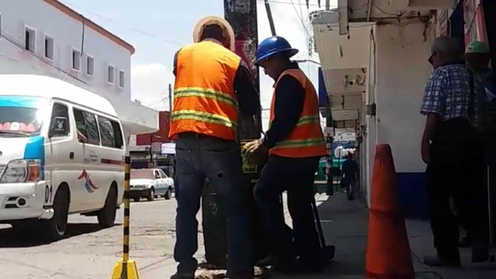 Congestionamientos viales ocasiona el reemplazo de postes de luz en Cuautla