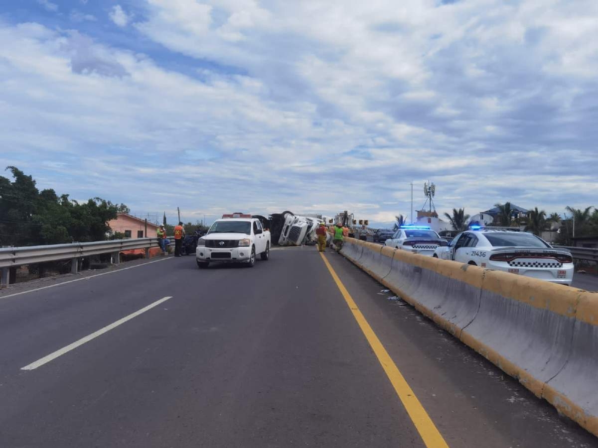 Vuelca tráiler en el libramiento Cuautla-Izúcar de Matamoros