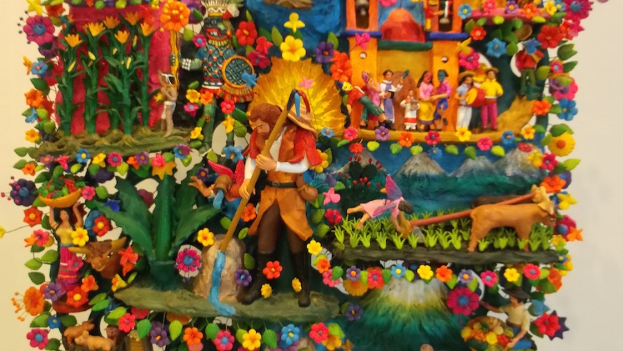 La belleza colorida de la fe en un Árbol de la vida, en el Museo de Arte Indígena Contemporáneo