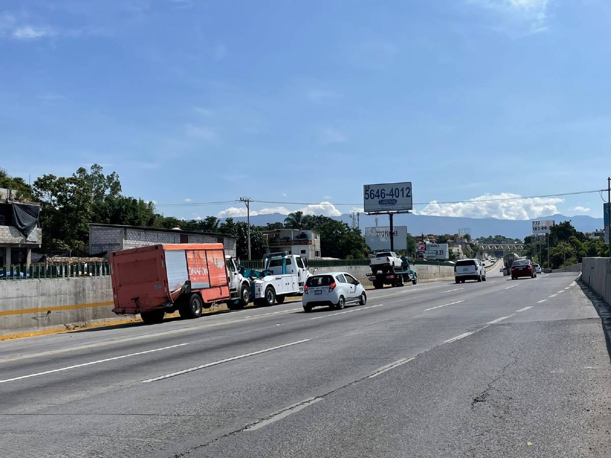Se impactan un camión y una camioneta en el Paso Exprés