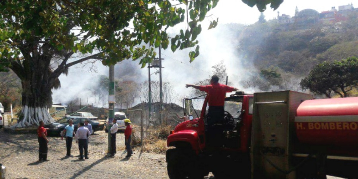 Combaten bomberos de Cuernavaca incendio en San Antón