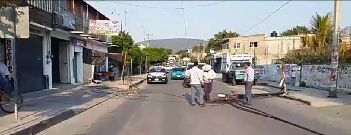 Un tráiler derribó seis postes telefónicos en Tlaltizapán