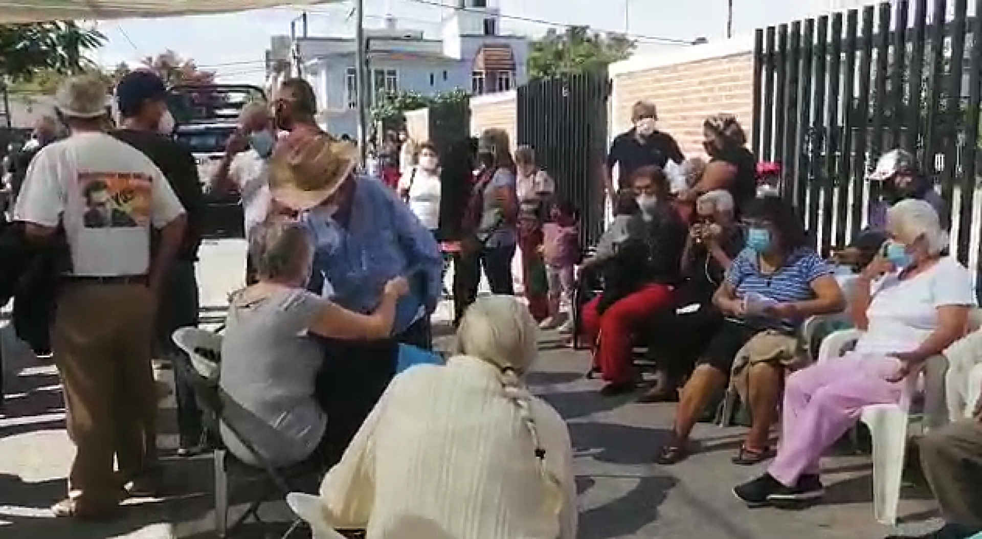 Vacunación contra covid-19 a adultos mayores en CS San José Vista Hermosa
