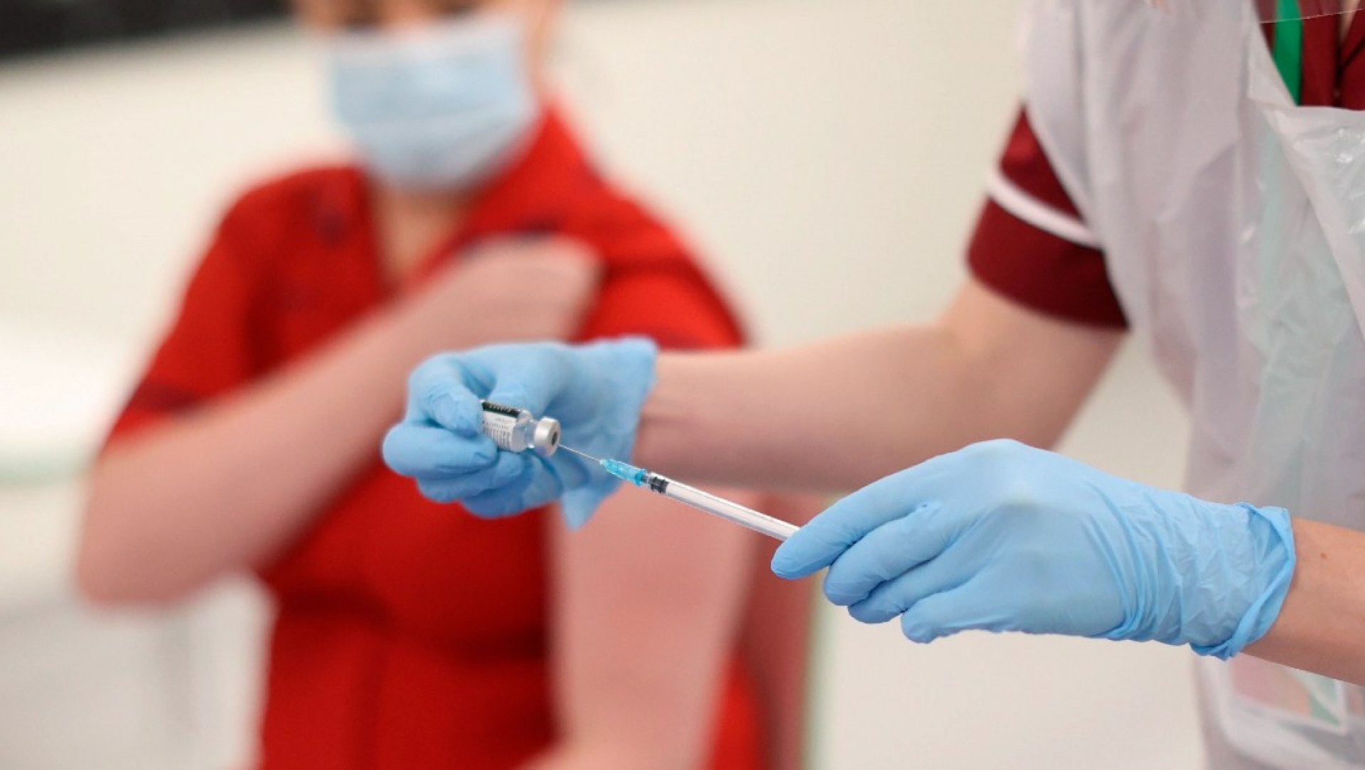 Vacuna COVID-19 de Pfizer y BioNTech es segura y eficaz: FDA