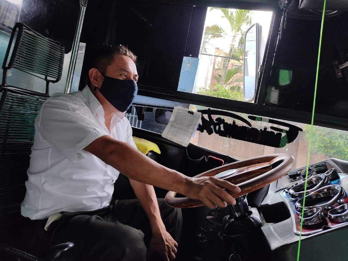 También trabaja como operador de autobuses