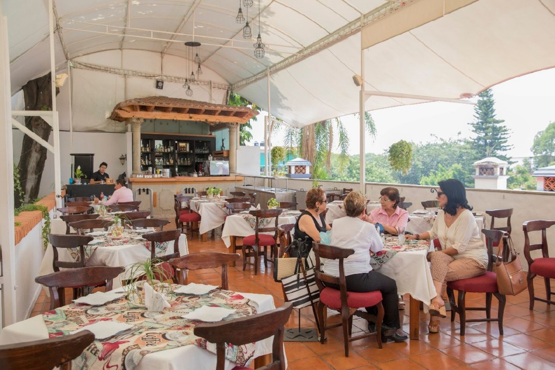 El diputado Julio Yáñez invita a consumir en los restaurantes morelenses