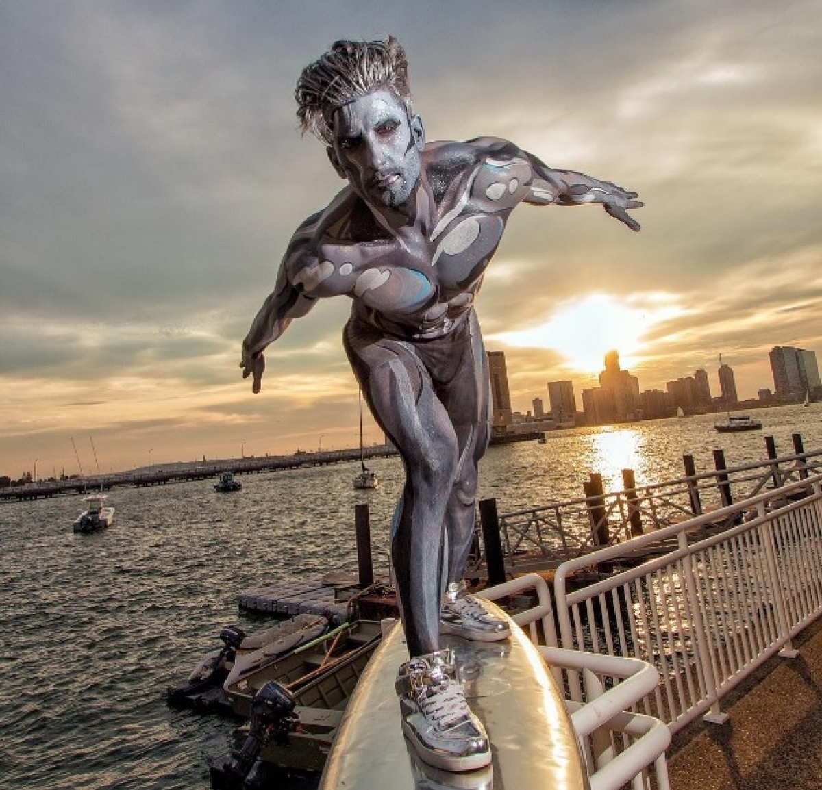 El héroe de la Marvel 'Silver Surfer' sorprende en calles de NY