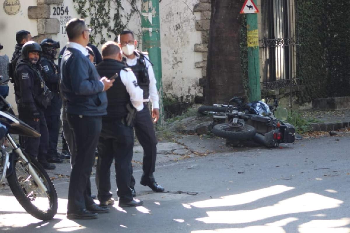 Delicado, el agente policiaco que chocó en una moto