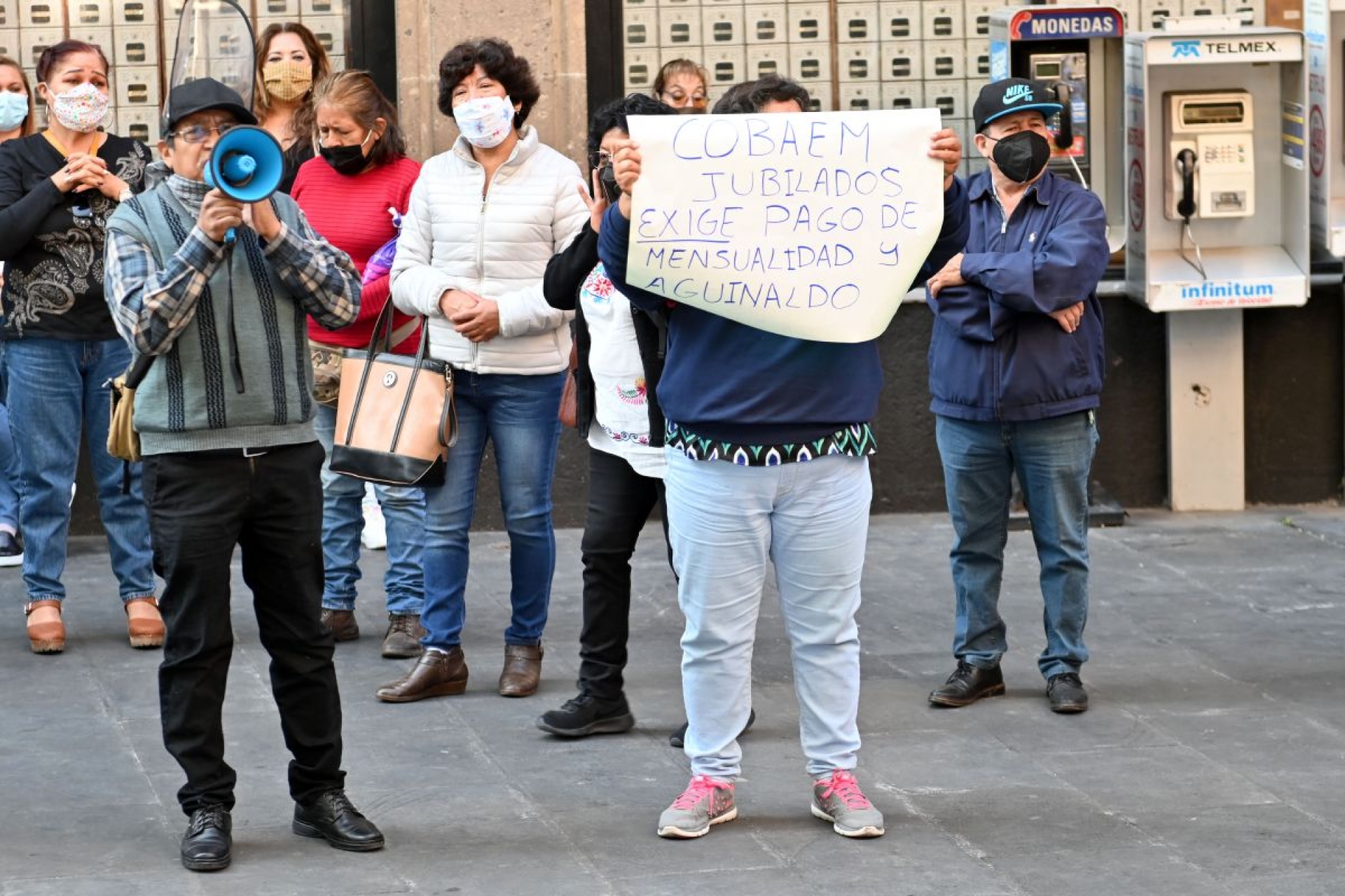 Jubilados del Cobaem también cierran calles
