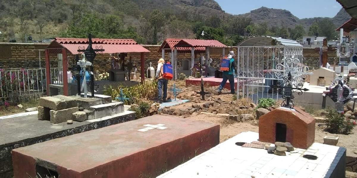 Limpian panteones de Tlayacapan para evitar plagas de insectos