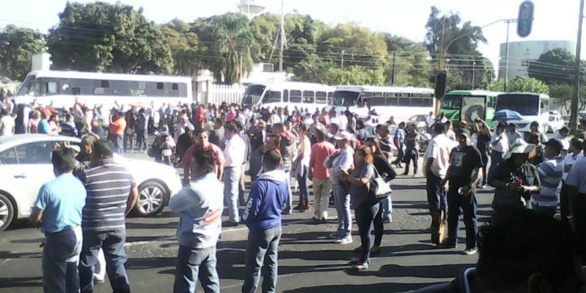 Se manifiestan transportistas frente a Pemex; en otros puntos de Cuernavaca y Morelos también hubo protestas