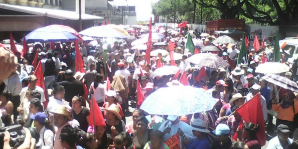 Marchan integrantes de Antorcha Campesina al zócalo capitalino; exigen entrega de apoyos