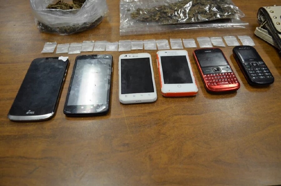 Arrestan a seis hombres que presuntamente tenían droga