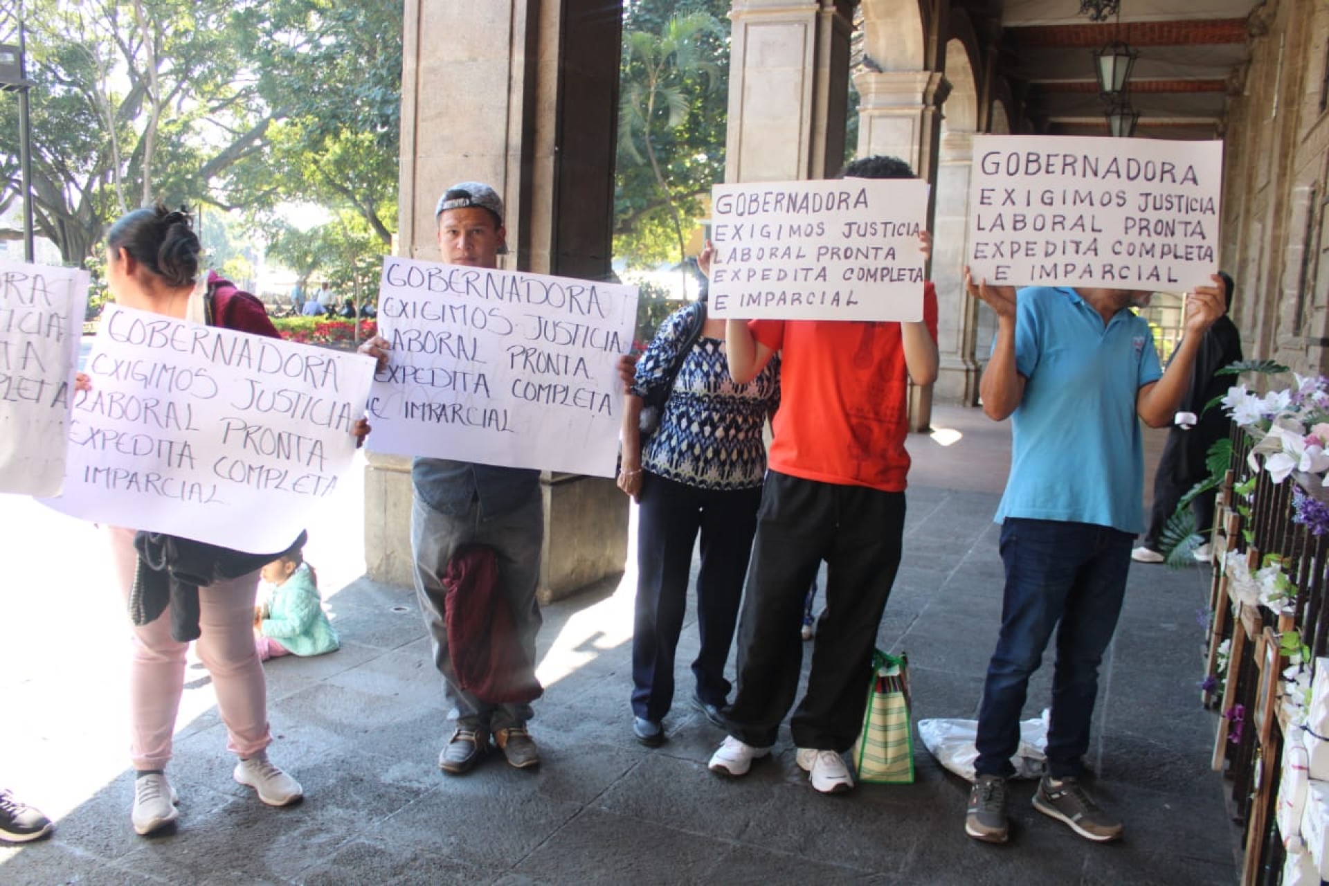 Protestan extrabajadores del Ayuntamiento de Amacuzac ante dilación para pago de laudos