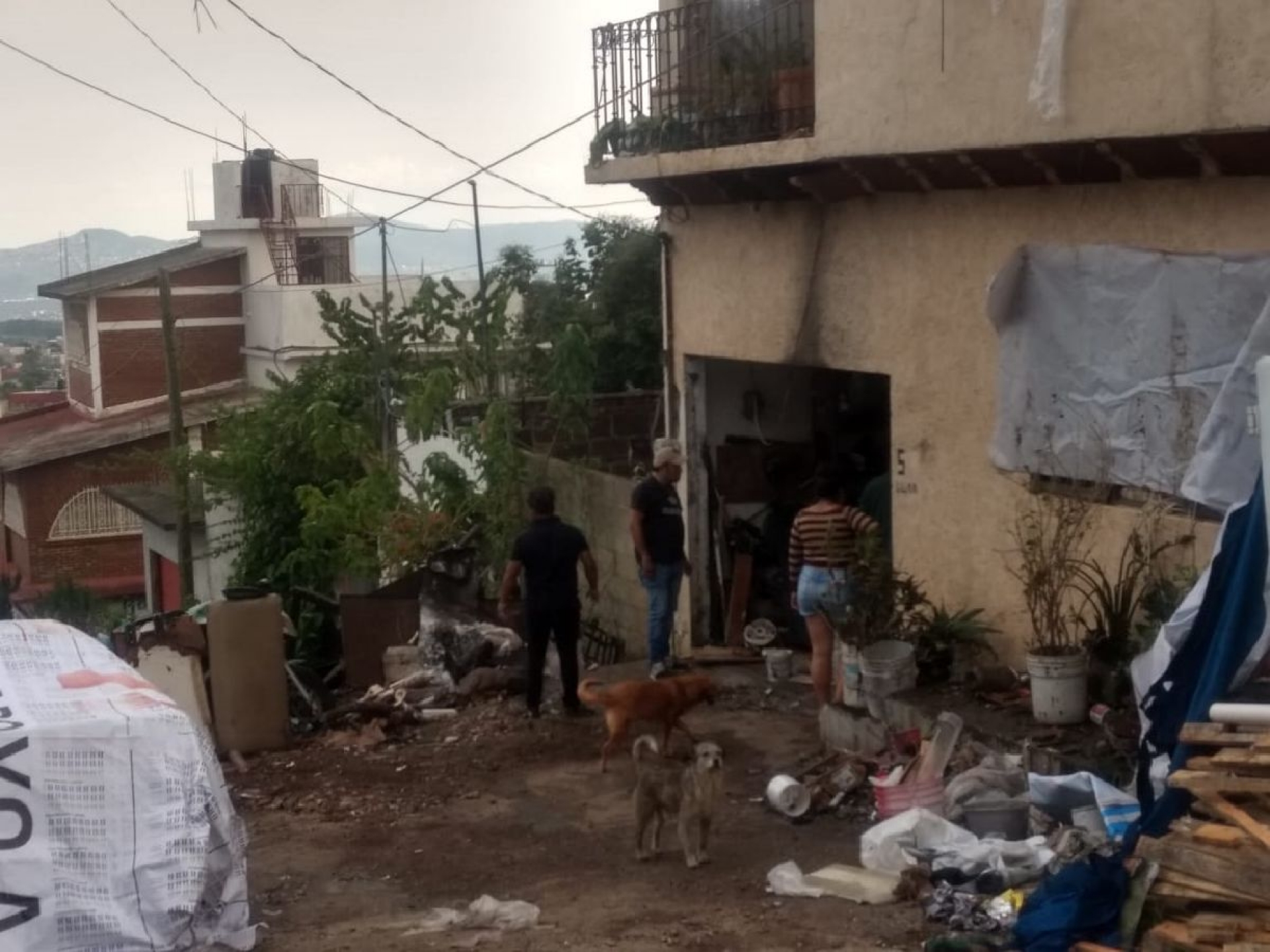 Explotan juegos pirotécnicos en una casa; hay un herido