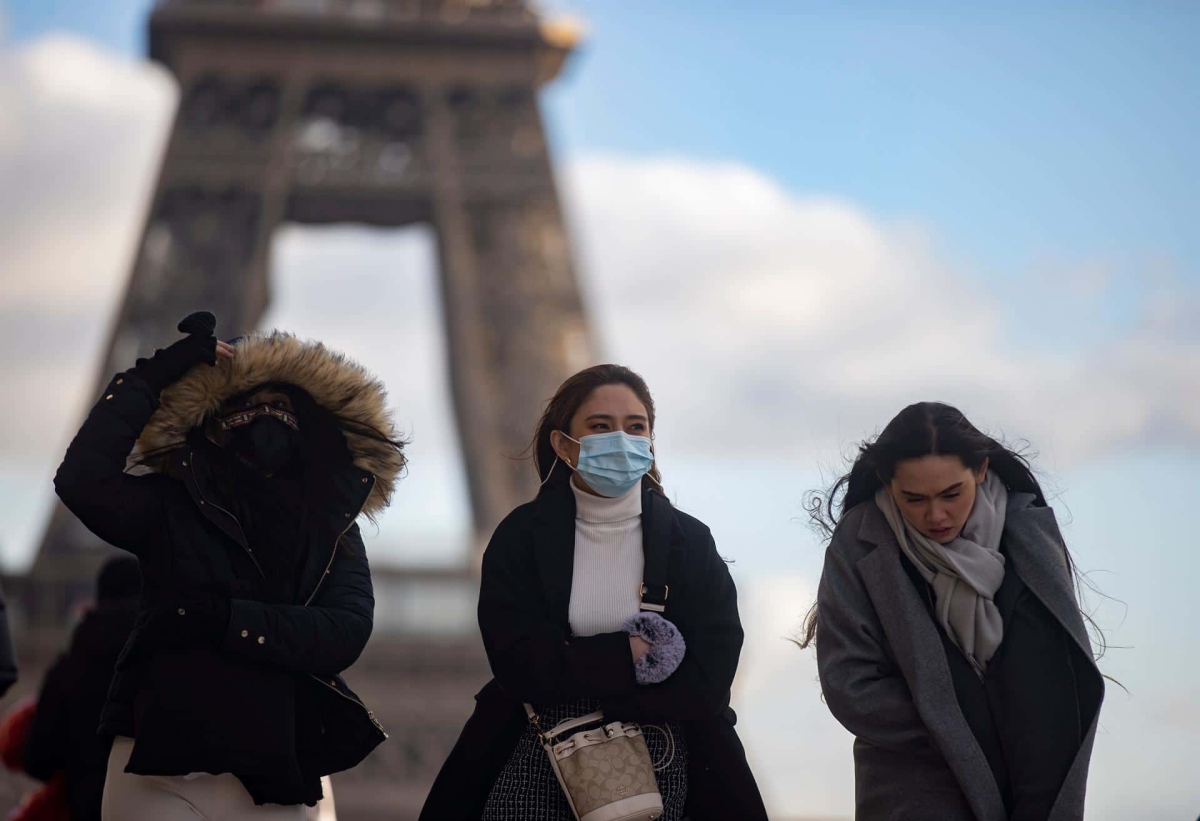 Francia estudia nuevas medidas ante multiplicación de casos COVID