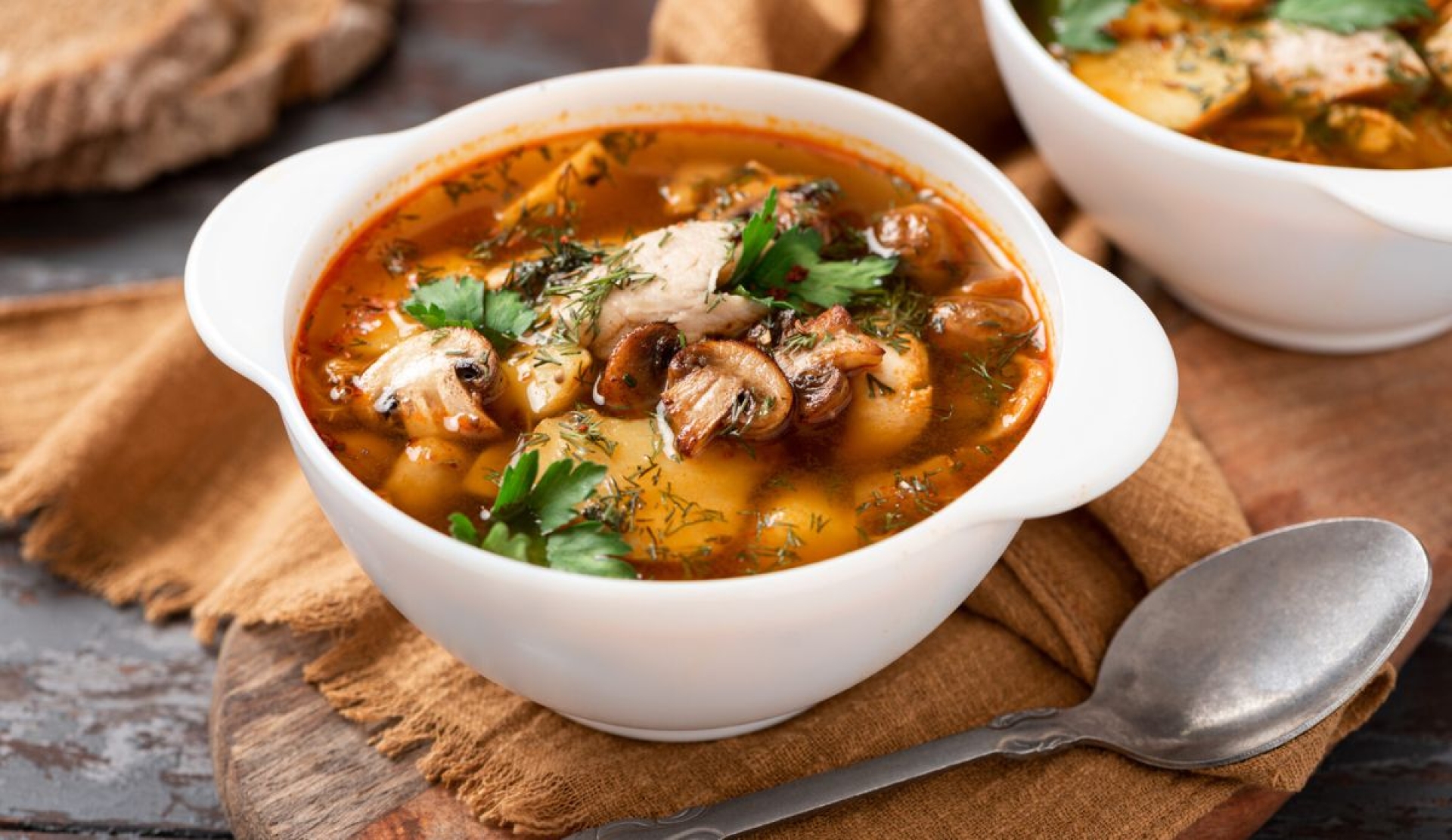 Disfruta la temporada de lluvias con esta receta casera de sopa de hongos