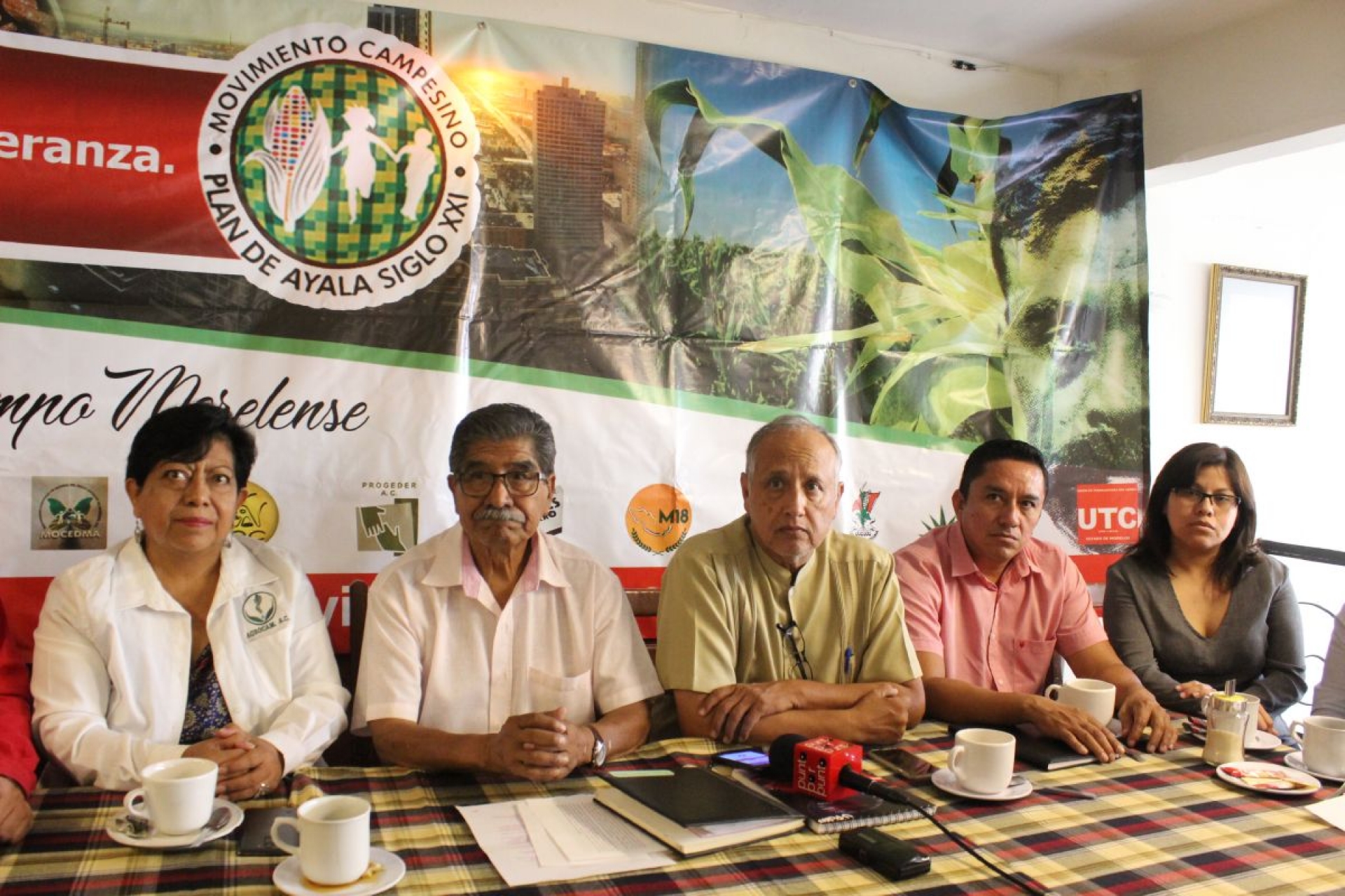 Recibe AMLO adhesiones de campesinos y profesores en Morelos