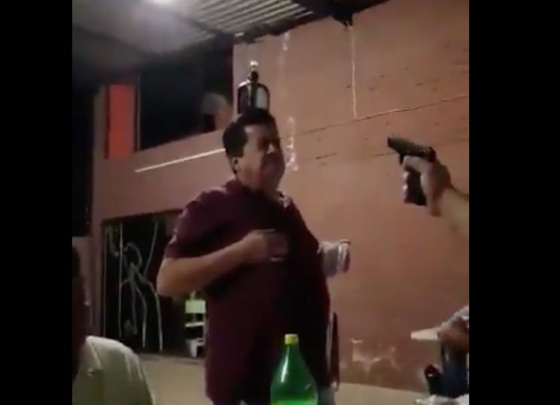VIDEO: Sirve de tiro al blanco y mira lo que pasó