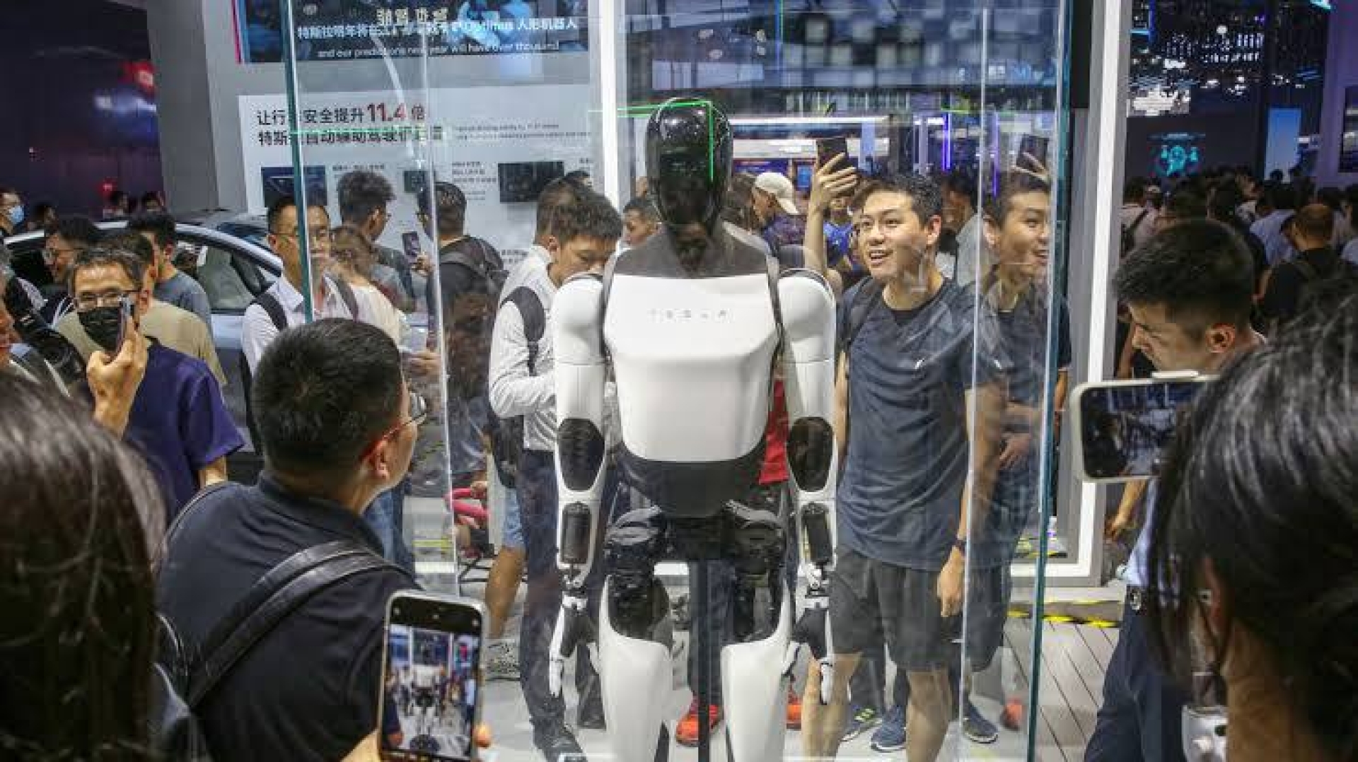 Robot Optimus de Tesla impresiona poco en la Conferencia Mundial de Robots