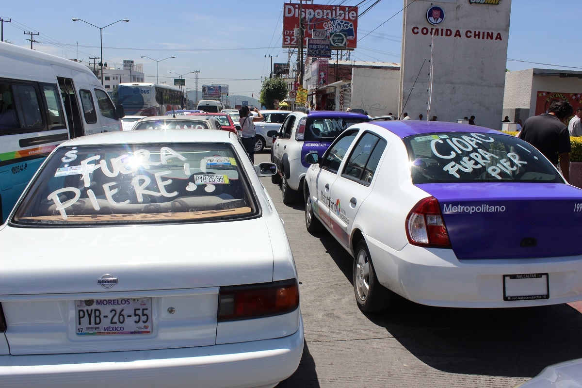 Denuncian duplicidad en permisos para taxi