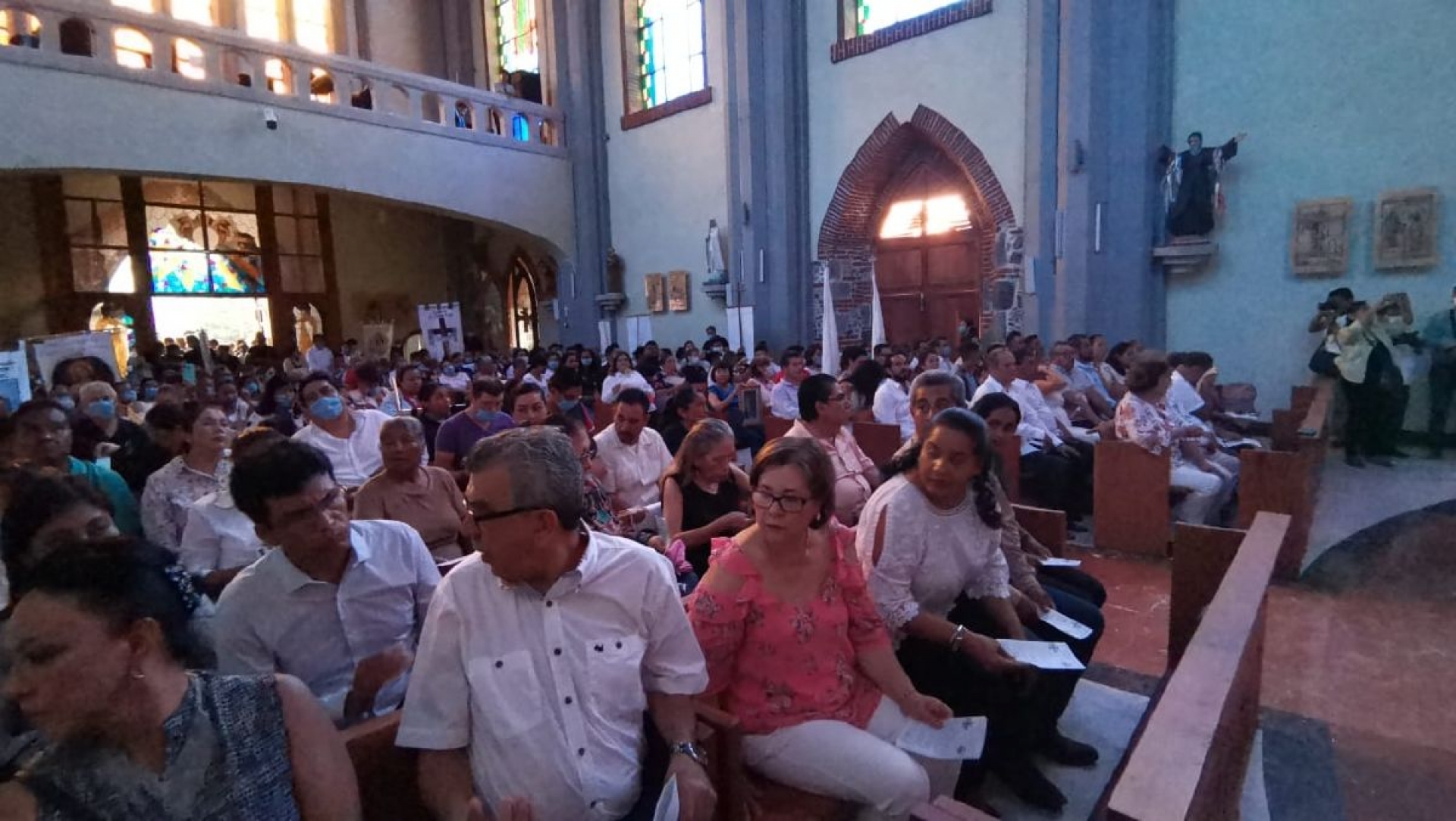 Feligreses incumplen medidas sanitarias en consagración de la parroquia de Santiago Apóstol