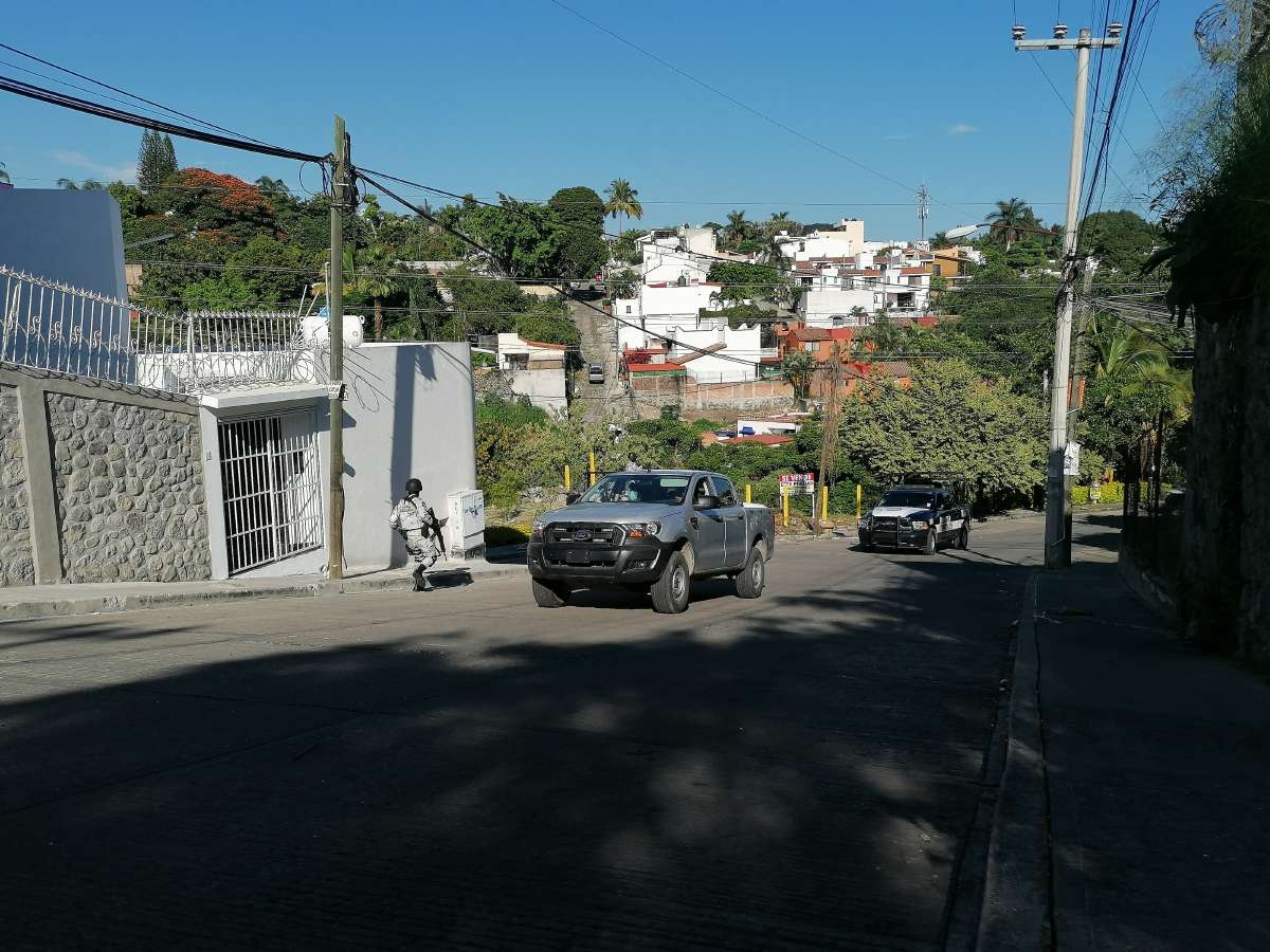 Se enfrentan a tiros agentes de la GN y civiles