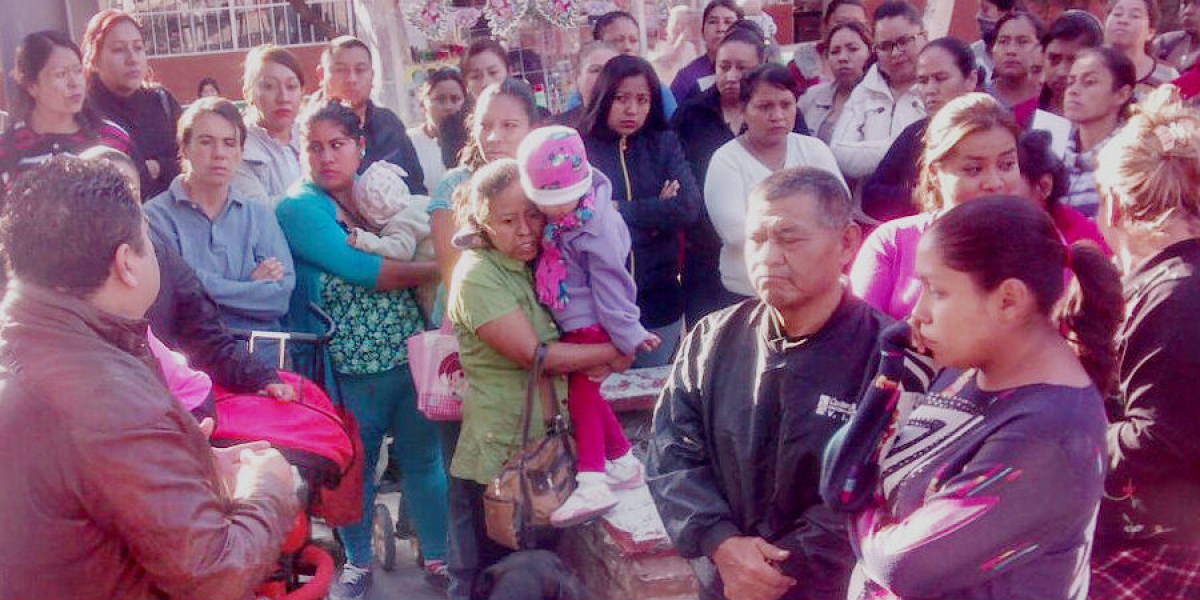 Se manifiestan padres de familia de escuela en Xochitepec