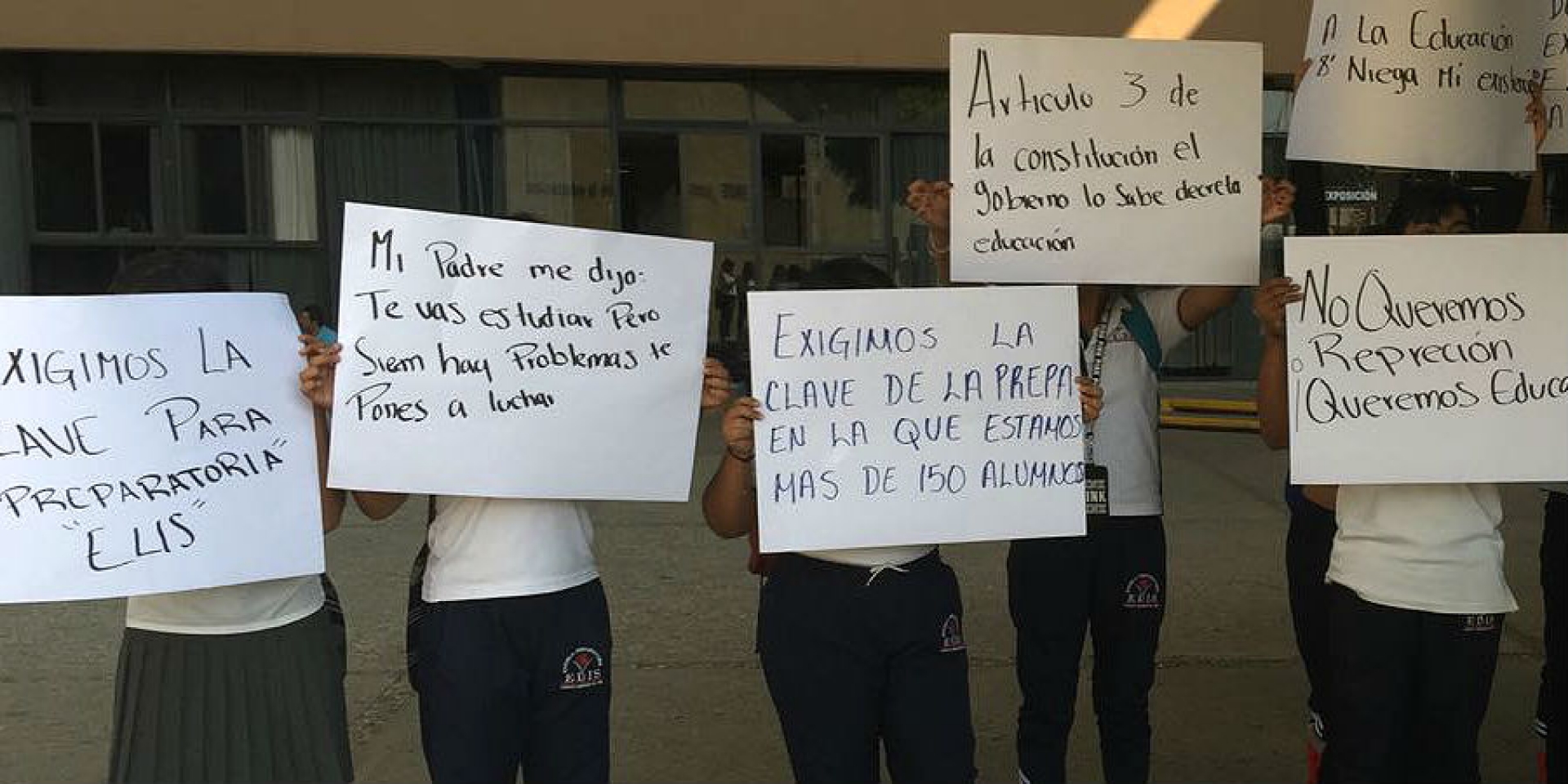 Se manifiestan estudiantes y padres de familia de la escuela Ejército Libertador del Sur en el IEBEM