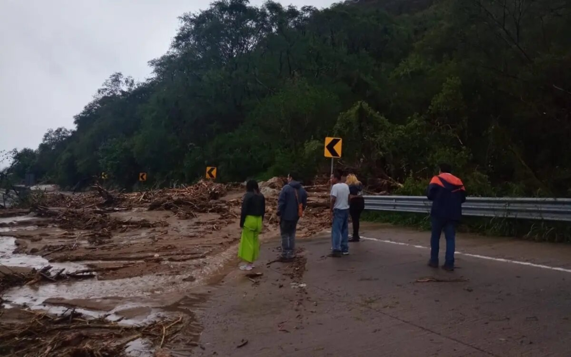 Cierran autopista Acapulco-Cuernavaca debido a deslaves por 'Otis': Capufe