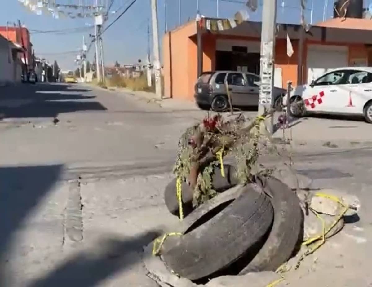 ¡Llegó la Navidad! Decoran bache como árbol navideño
