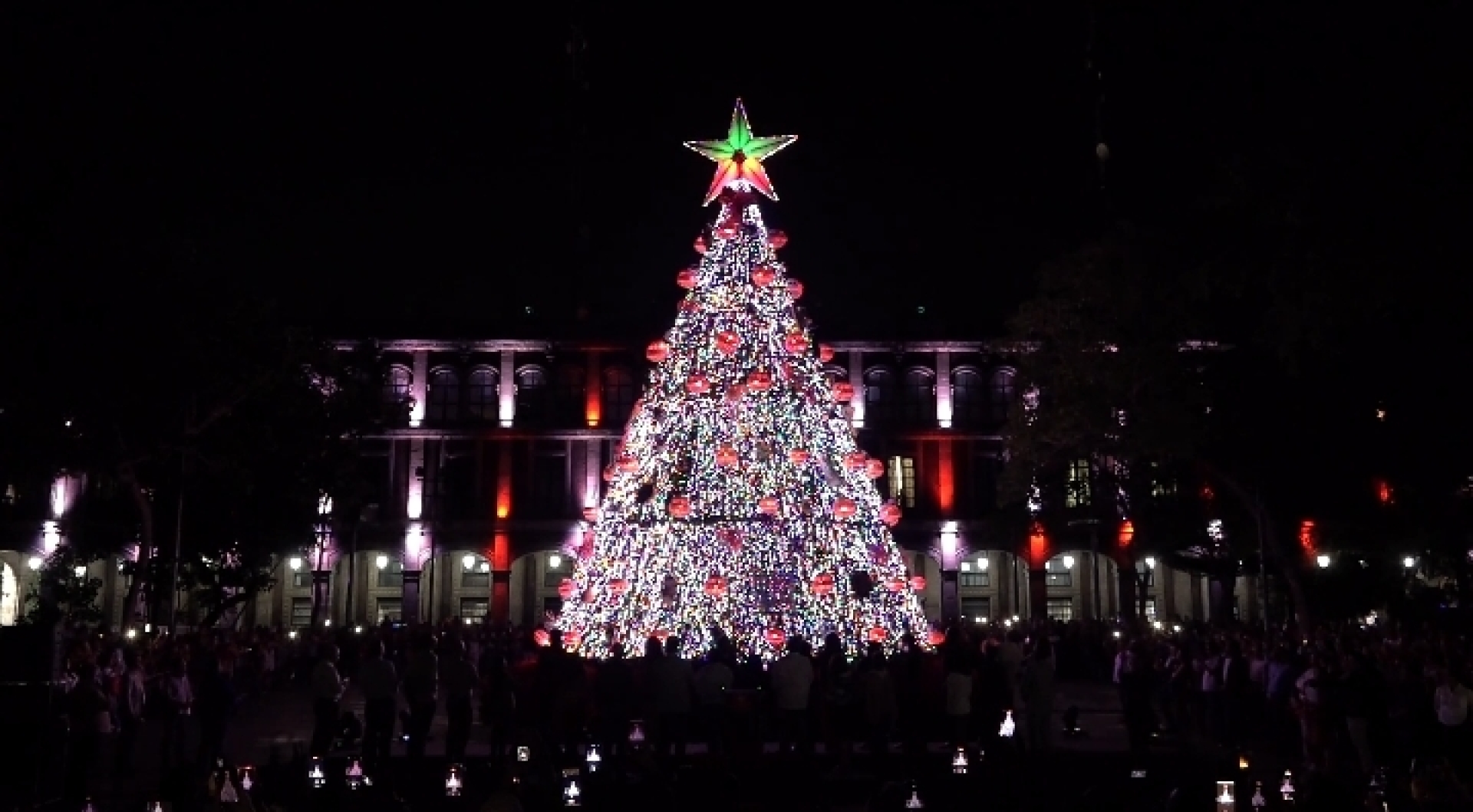 Encabeza gobernadora Margarita González Saravia encendido del árbol navideño en Cuernavaca