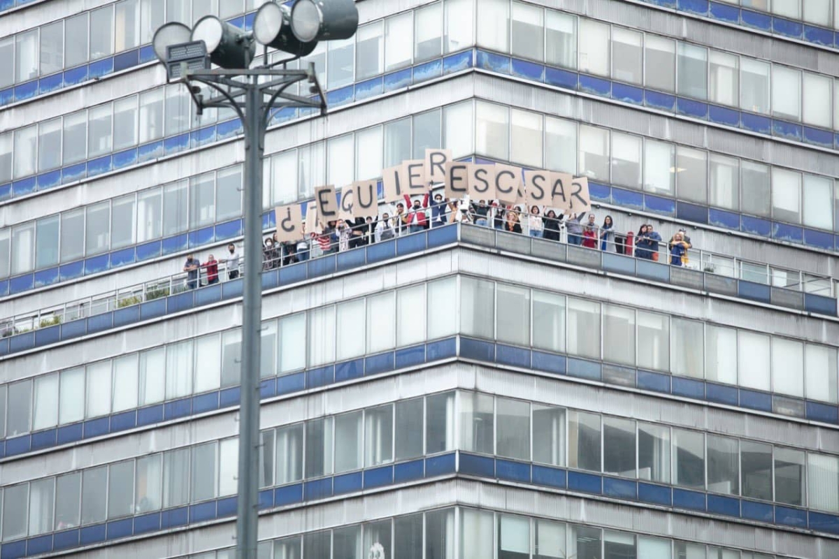 Mujer pide matrimonio con mensaje desde la Torre Latino