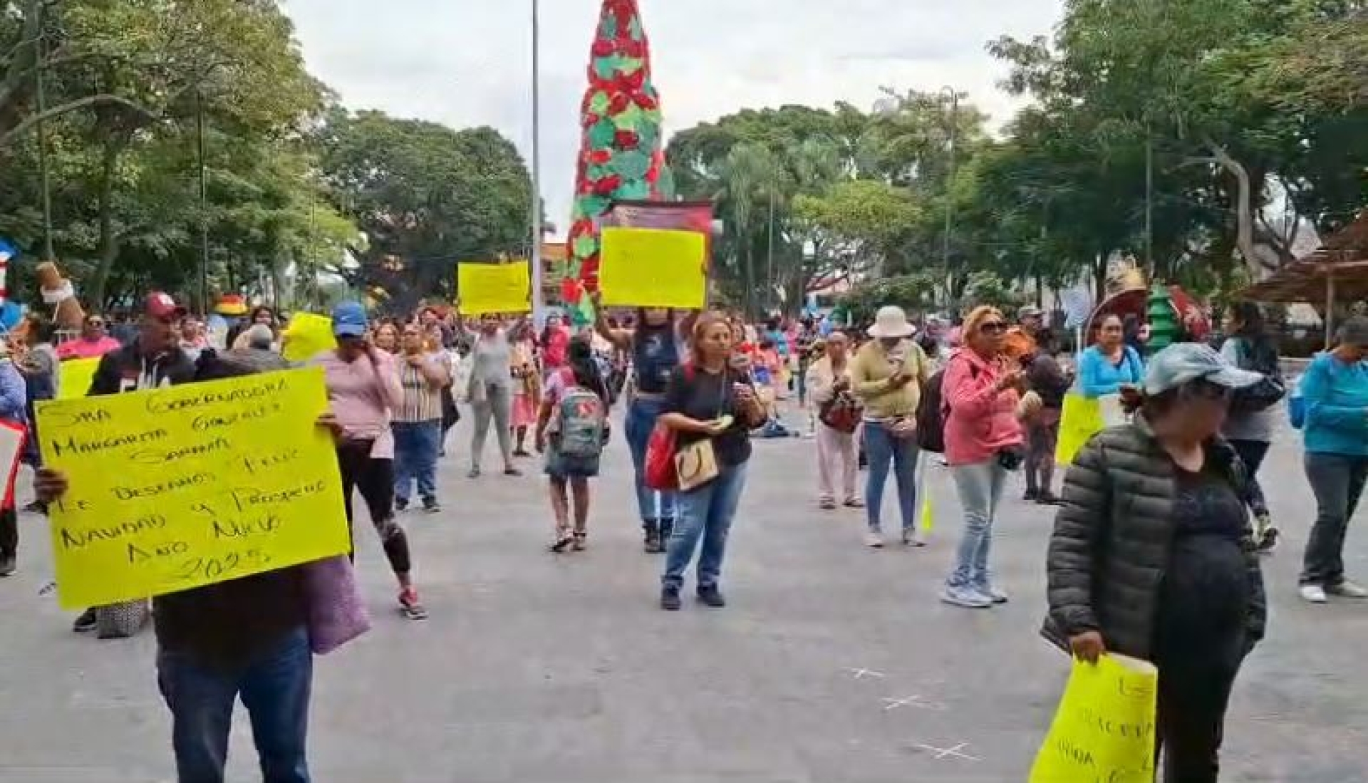 Marchan habitantes de Patios de la Estación; demandan beneficios de programas sociales