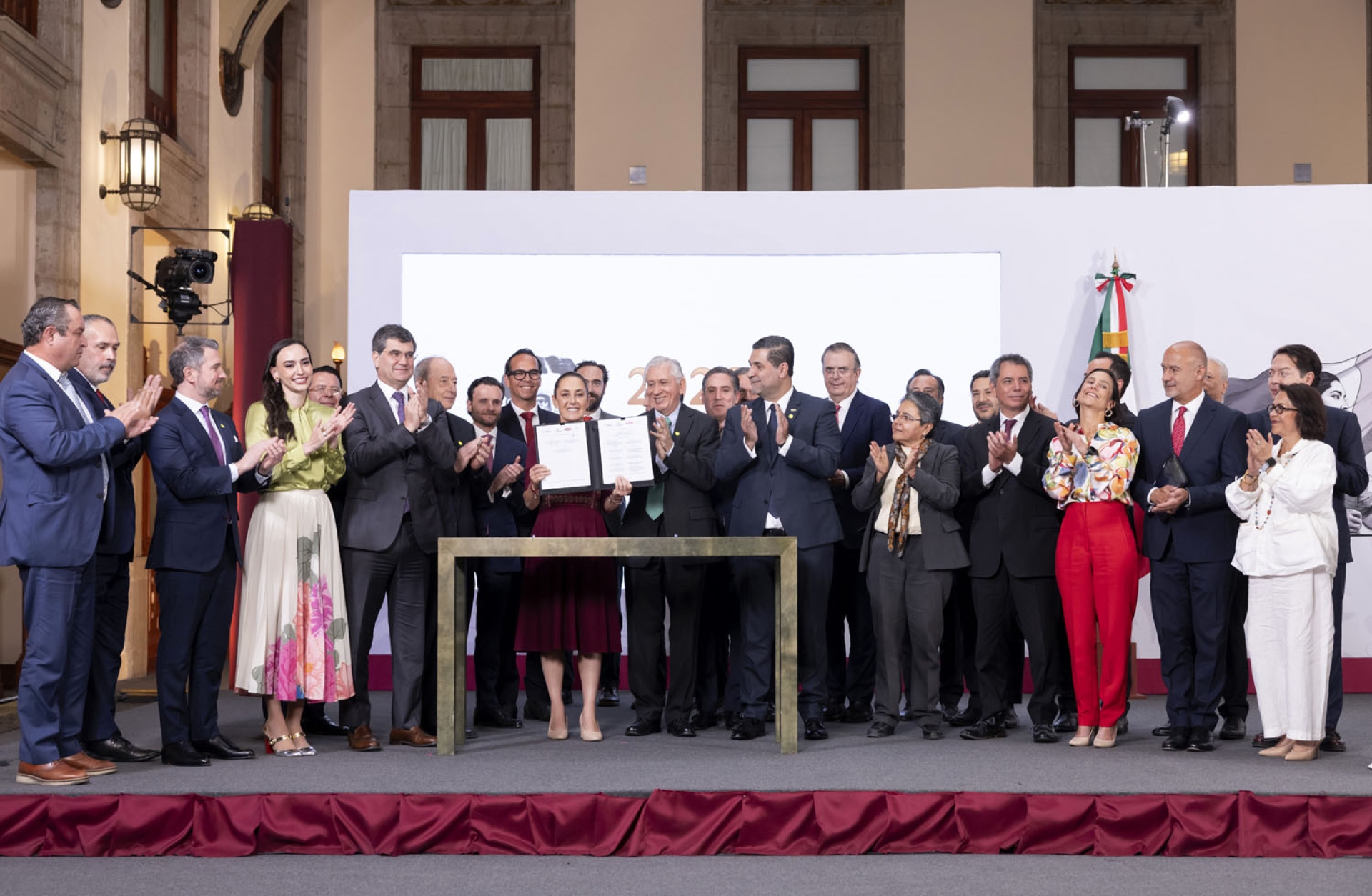 Sheinbaum firma acuerdo para impulsar la industria siderúrgica nacional