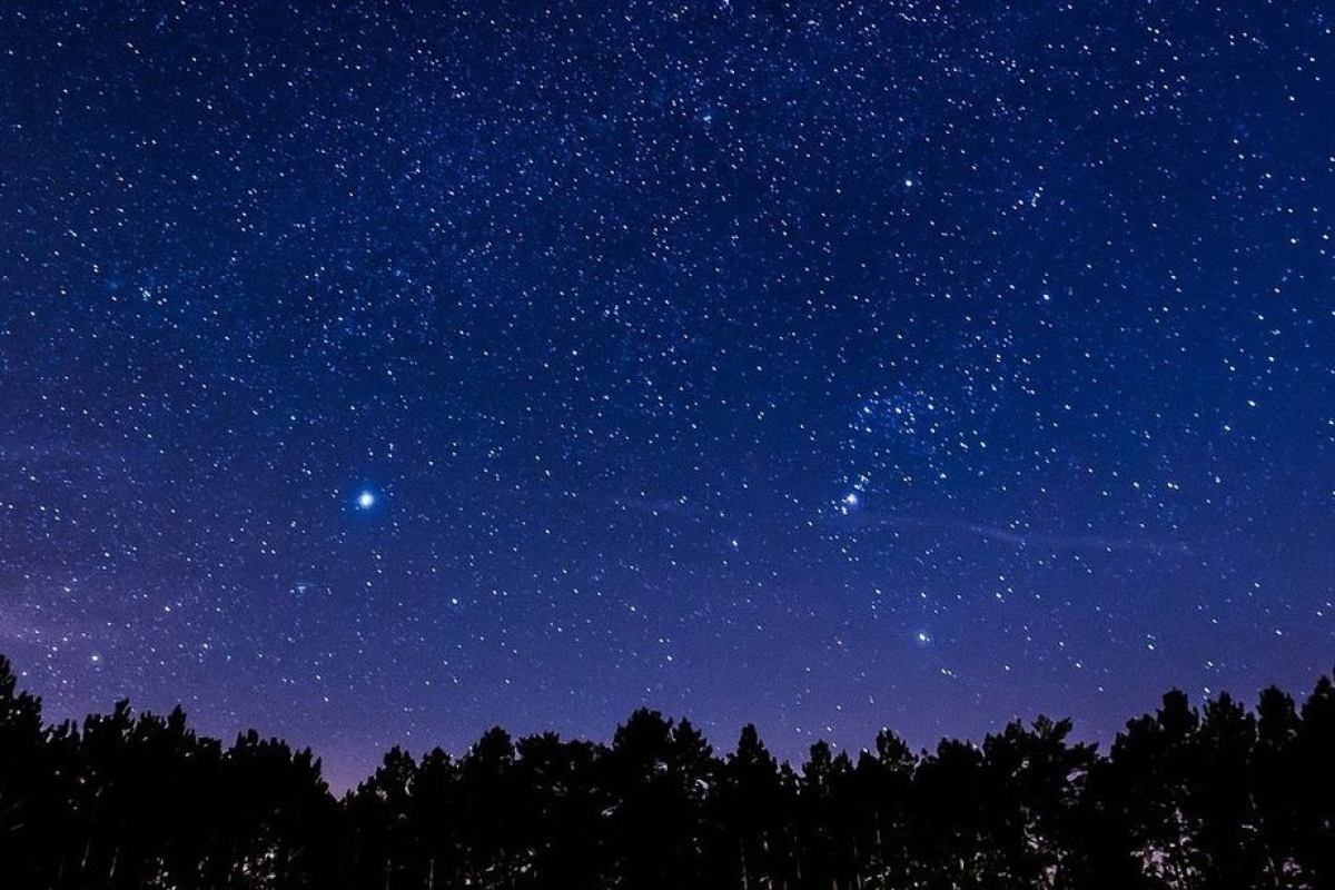 Los planetas más brillantes en el cielo: Guía para observar a Júpiter, Marte y Saturno este mes